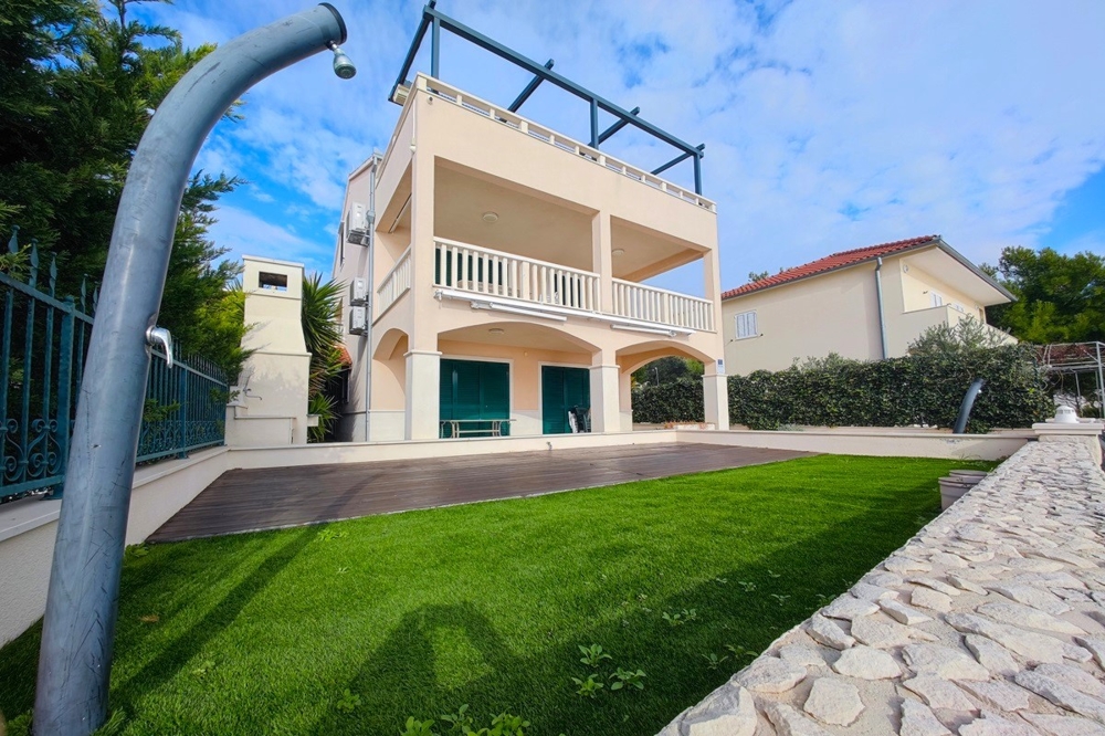 Villa en appartements à Rogoznica à vendre - H3911