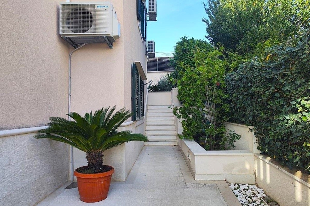 Espace extérieur avec accès, escalier et jardin soigné