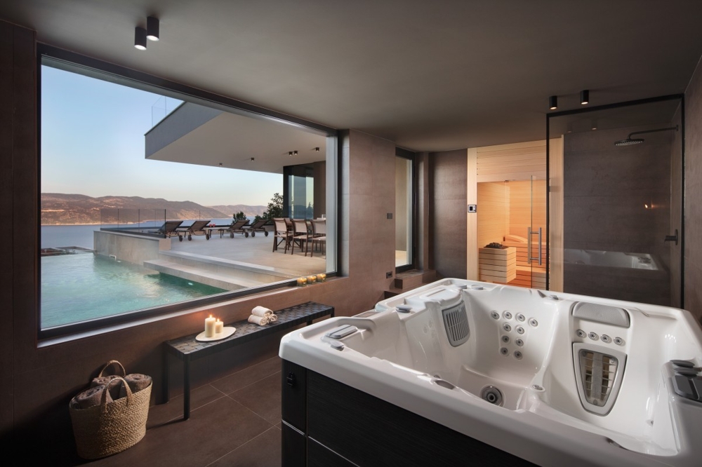 Espace bien-être avec jacuzzi, sauna et vue mer