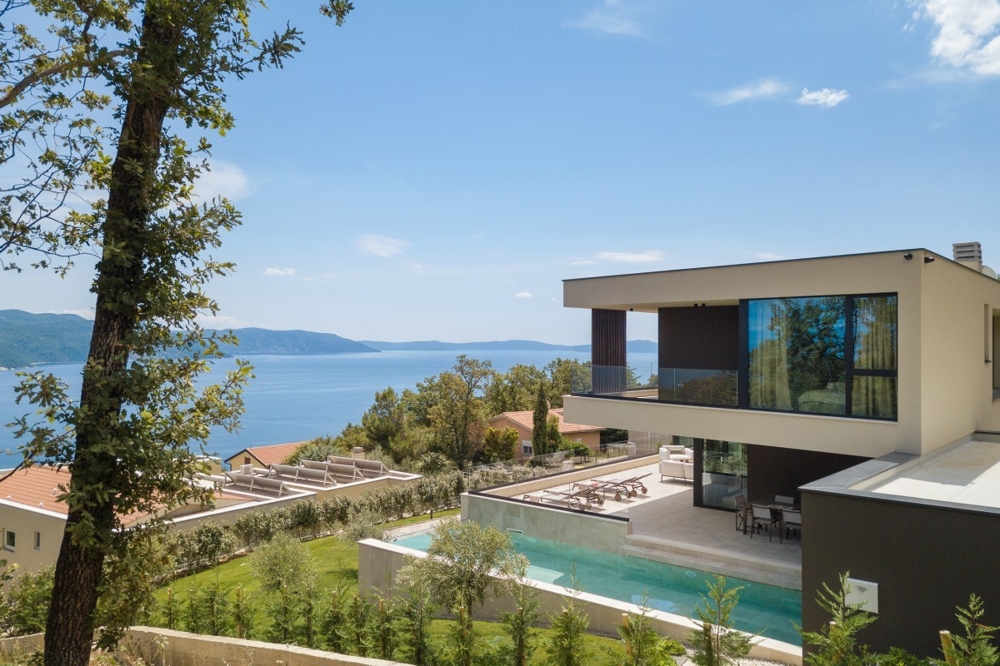 Terrasse avec piscine à débordement et vue sur la côte