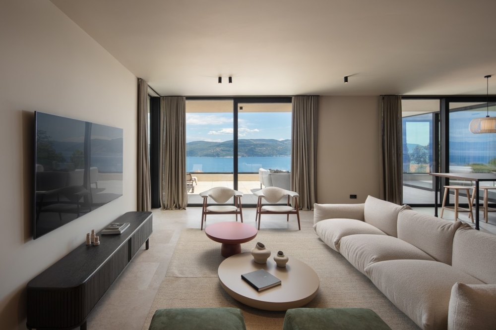 Salon avec grandes baies vitrées et vue mer