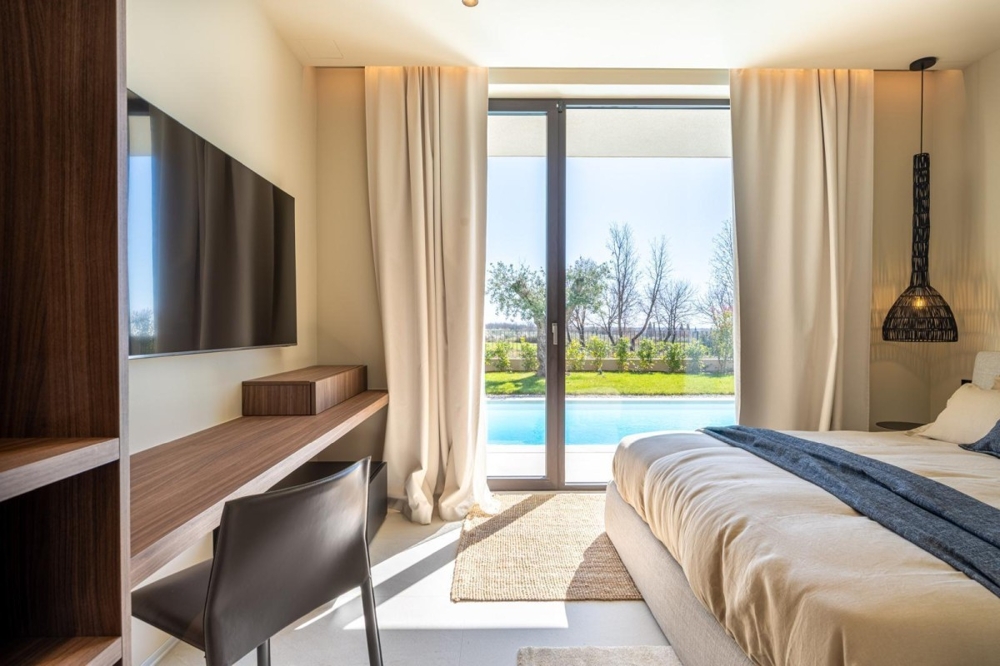 Chambre avec vue directe sur le jardin et la piscine