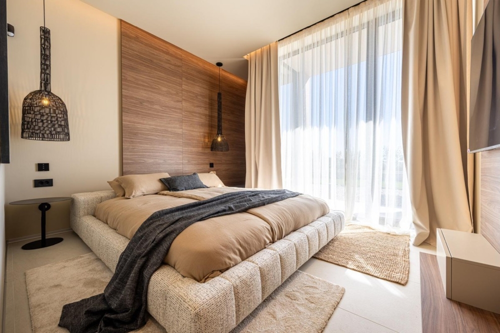 Chambre moderne avec habillage en bois