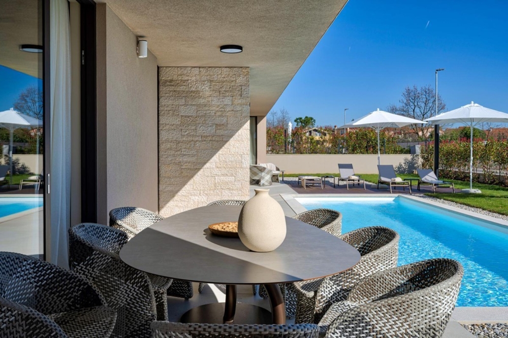 Terrasse moderne avec table à manger et piscine