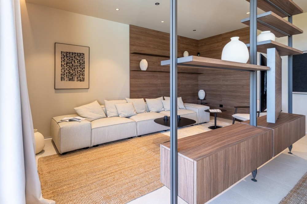 Séjour ouvert avec meubles design et détails en bois