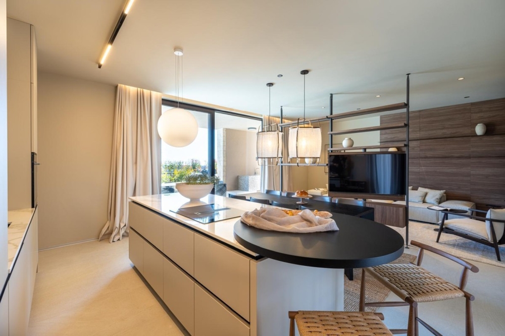 Cuisine moderne avec îlot et vue sur la terrasse