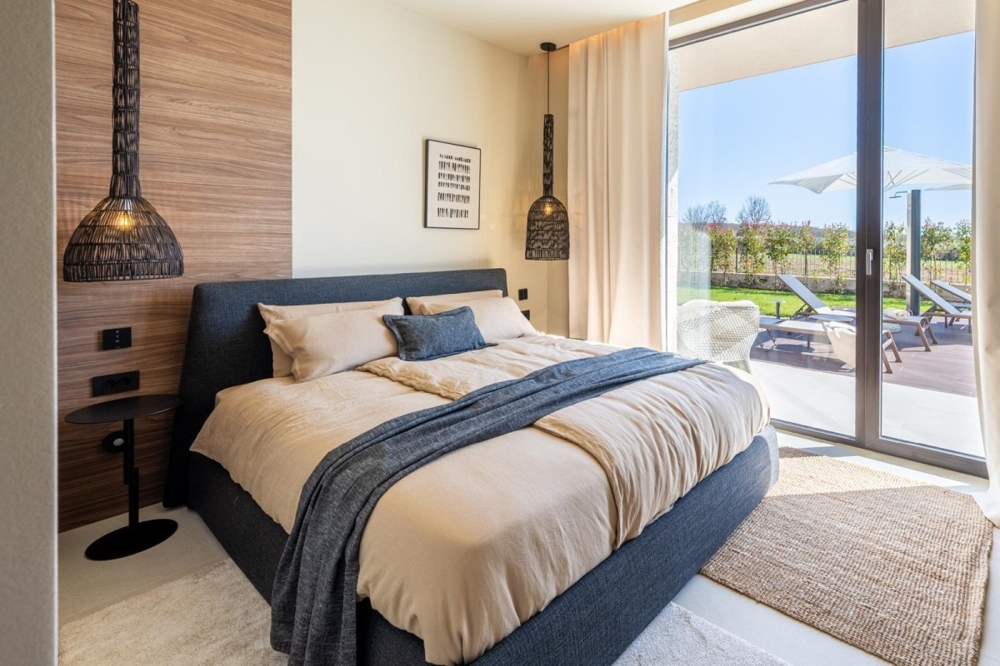 Chambre avec accès à la terrasse et vue sur la piscine