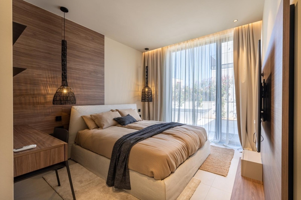 Chambre avec grandes baies vitrées et rideaux