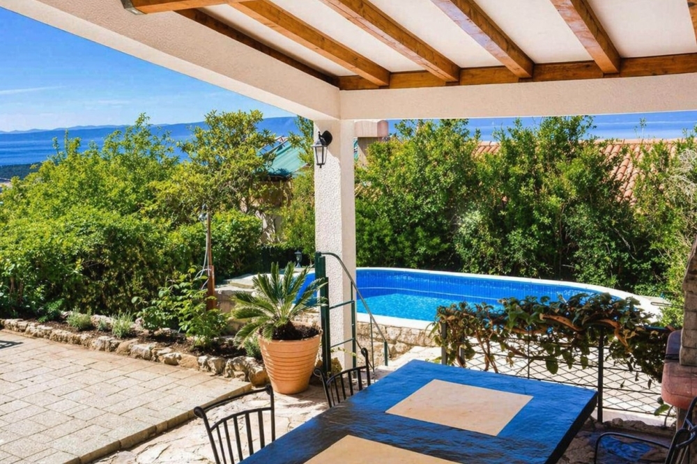 La maison dispose d'une piscine dans le jardin.