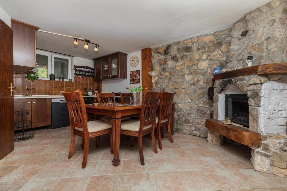 Coin repas avec cheminée rustique et décor en pierre