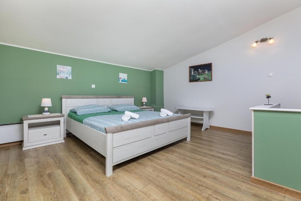 Chambre avec lit double et design en bois clair