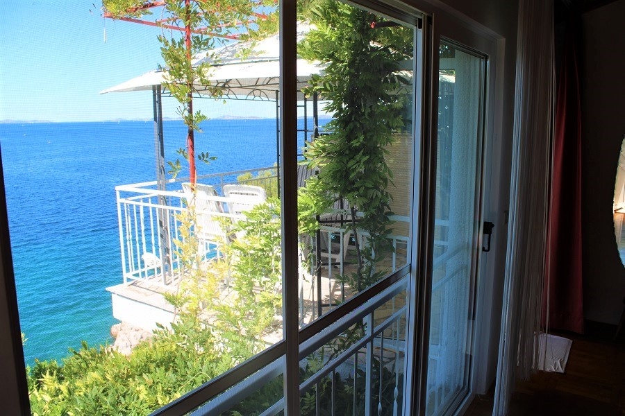 Maison en 1re ligne sur la mer à vendre à Primosten, Croatie.