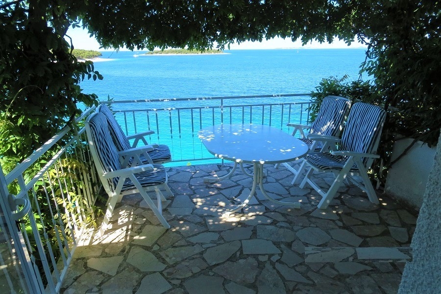 Terrasse avec vue panoramique sur la mer et les îles au large