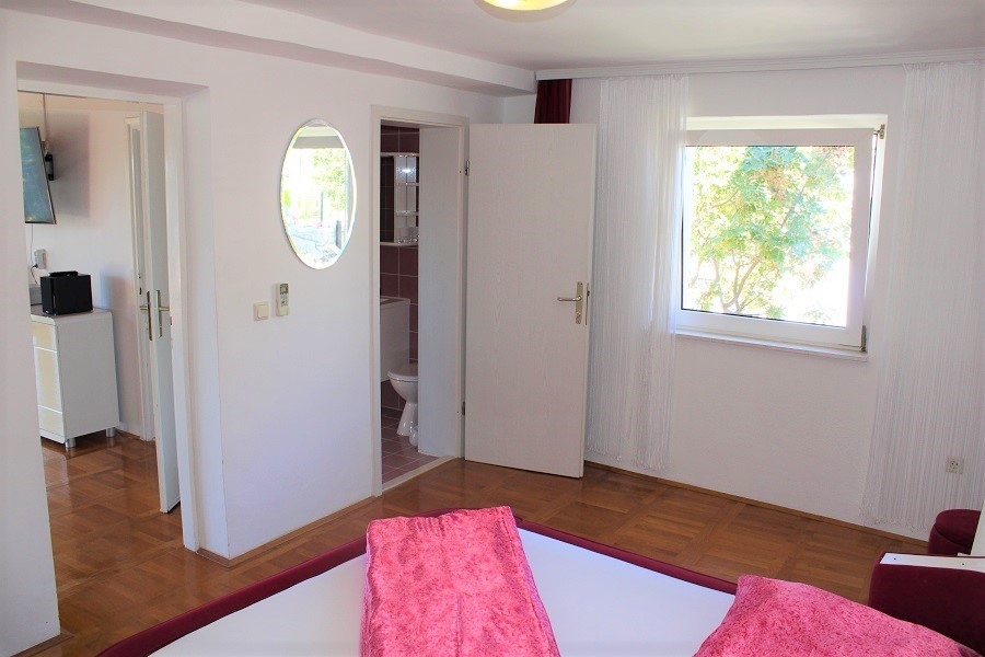 Chambre avec accès à la salle de bains et vue sur la verdure