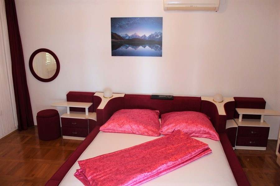 Chambre avec lit double et décoration moderne