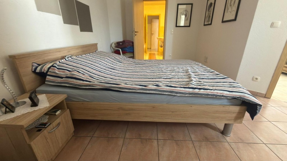 Chambre avec lit double et accès au couloir