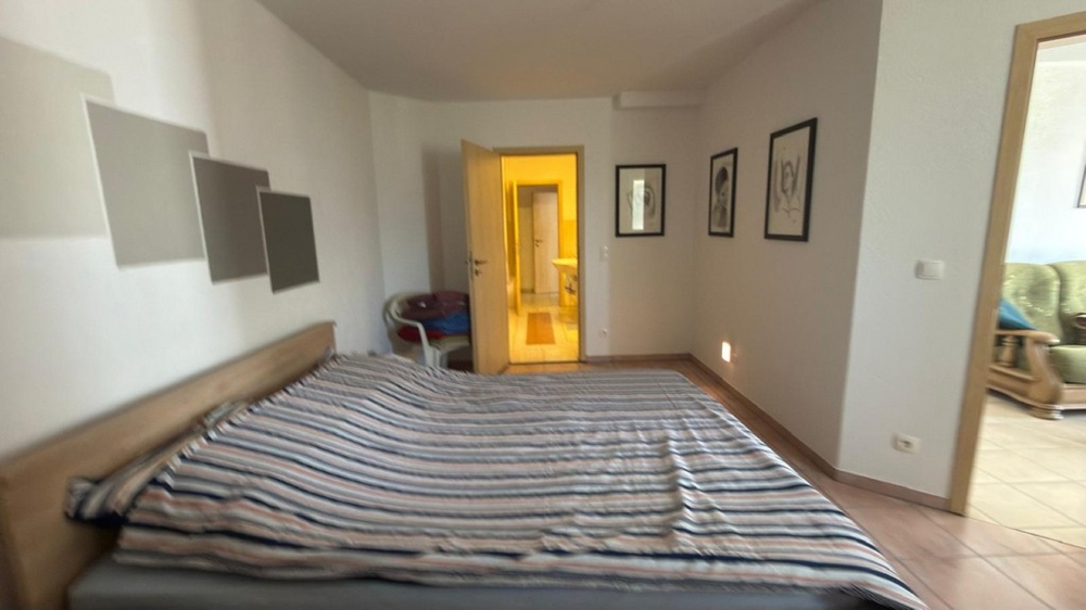 Chambre avec vue en direction de la salle de bains