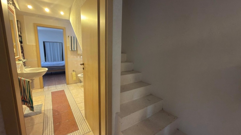 Couloir avec accès à la salle de bains et à l'escalier