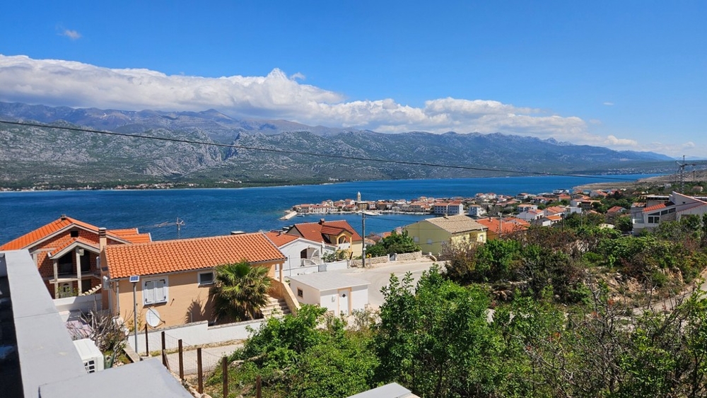 Vue sur la baie et la montagne par-dessus les toits de tuiles