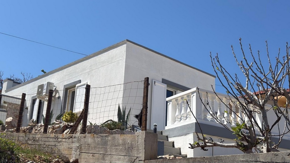 Vue de la maison avec terrasse et espace extérieur