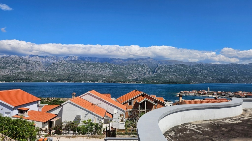 Vue panoramique sur la mer, le massif du Velebit et Vinjerac