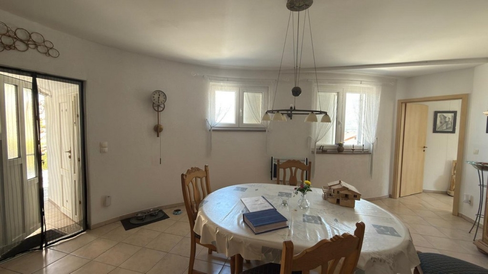 Espace repas avec accès à l'espace extérieur
