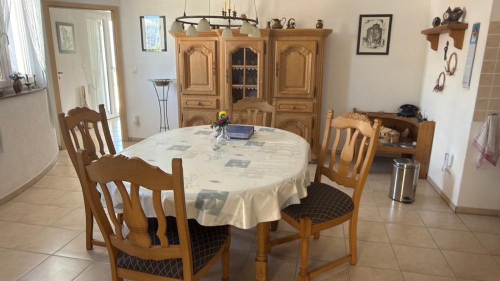Salle à manger avec meubles en bois et aménagement ouvert