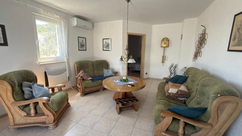 Salon avec coin salon et accès à la chambre