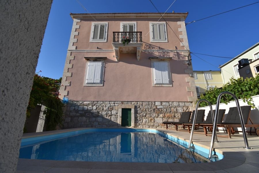 Maison avec piscine en première ligne sur la mer - bien H3917, île de Hvar.