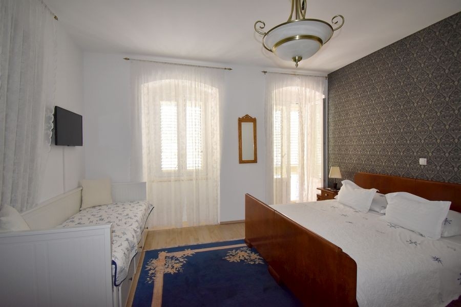 Chambre avec lit double et accès au balcon