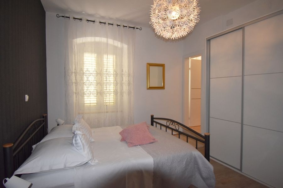 Chambre avec placard intégré