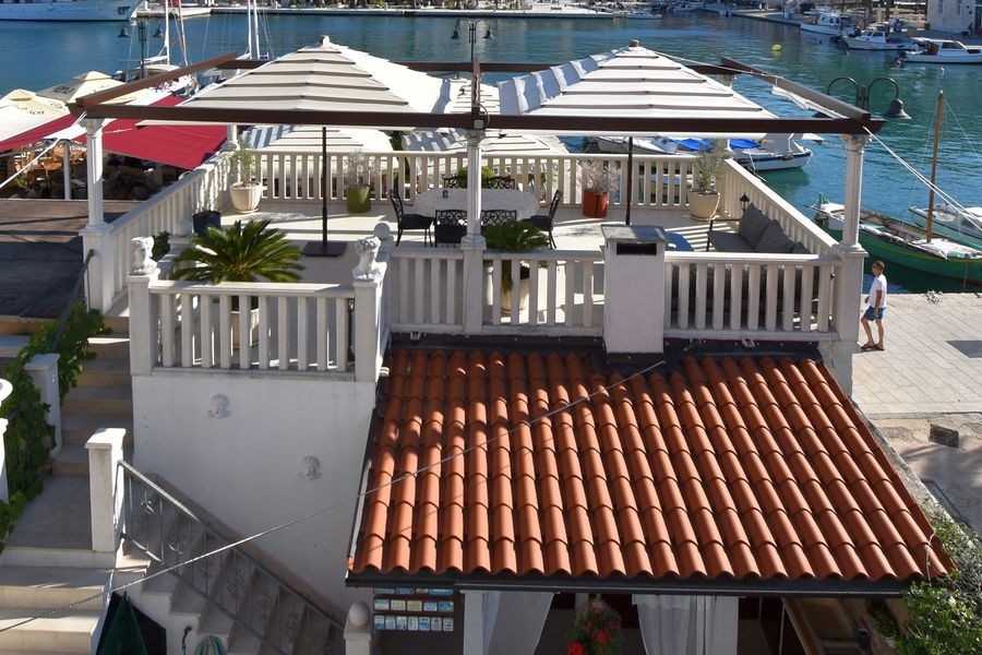 Toit-terrasse avec parasols au-dessus du port
