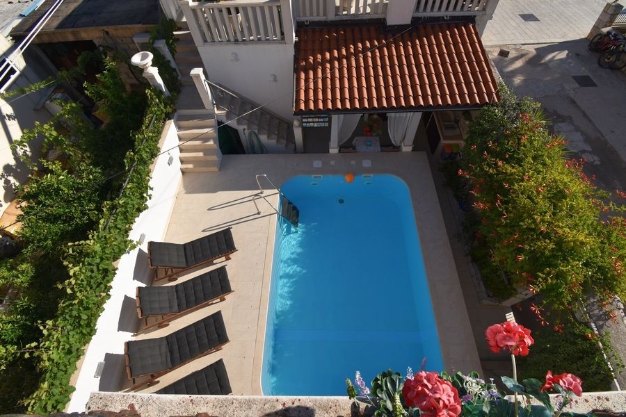 Piscine avec solarium - maison H3917 en Croatie.