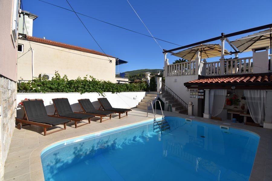 Piscine avec solarium et transats