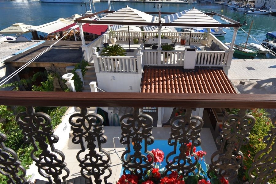 Toit-terrasse avec vue mer et vue sur le port