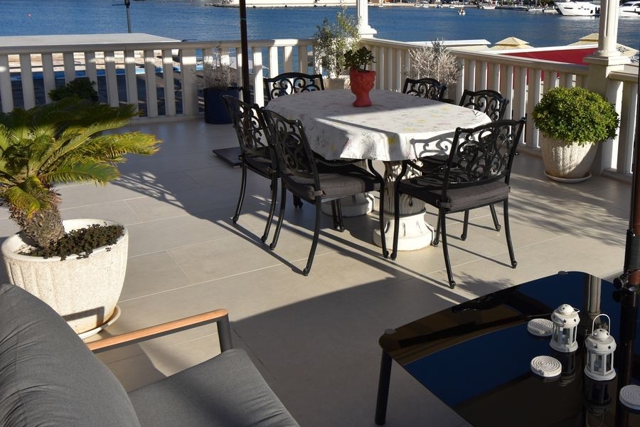 Terrasse couverte avec coin salon au bord de l'eau