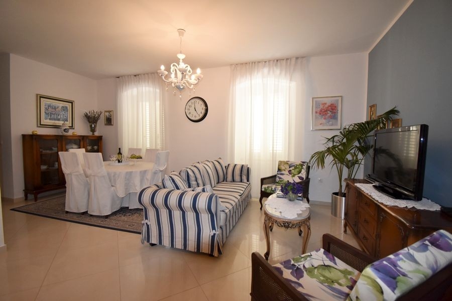 Salon avec canapé et décoration classique
