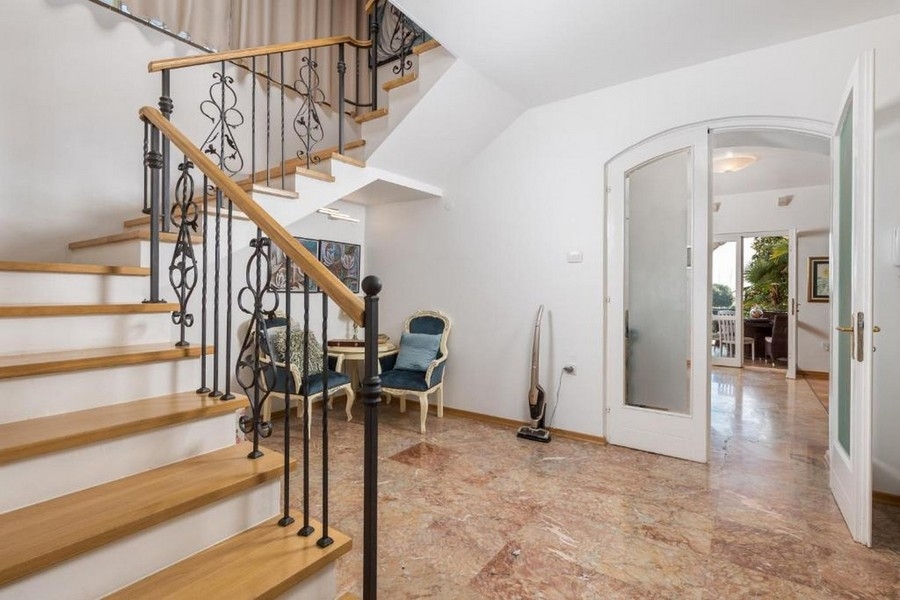 Entrée avec escalier et sol en marbre