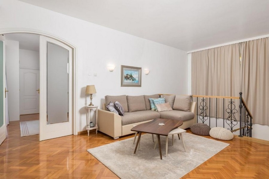 Séjour à l'étage avec canapé et parquet