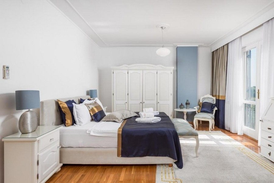 Chambre avec lit double et accès au balcon