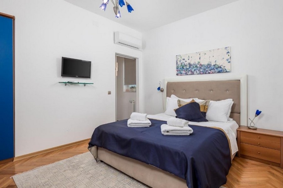 Chambre avec lit double et climatisation