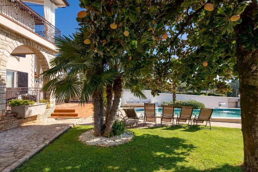 Espace extérieur méditerranéen de la villa H3918 à Umag, Istrie.