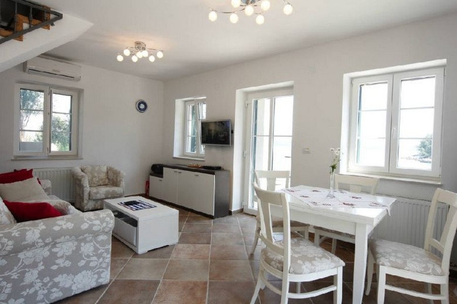 Salon avec vue mer et accès à la terrasse