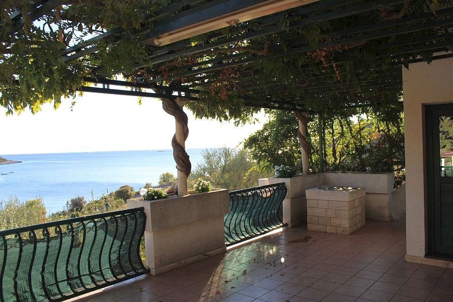 Terrasse sous la pergola de vigne avec vue sur la baie