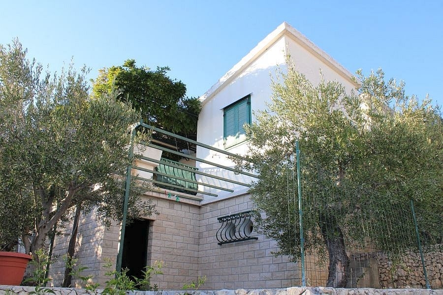 Maison dans un cadre calme en bord de mer près de Rogoznica, Croatie.