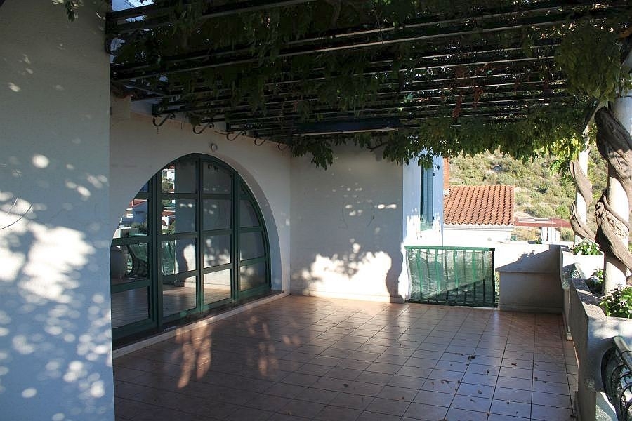 Vaste terrasse avec pergola et fenêtres en arc