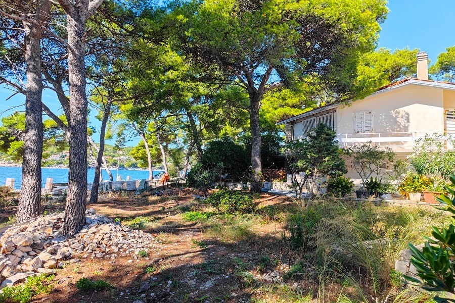 Maison méditerranéenne sous les pins en bord de mer - bien H3921.