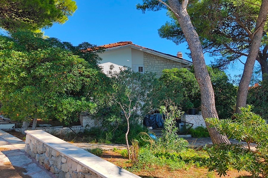 Maison en première ligne sur la mer avec jardin et pinède