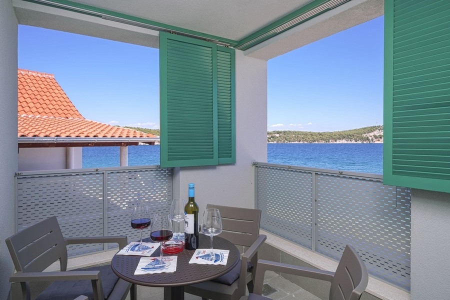 Terrasse avec vue mer du bien H3922 près de Sibenik en Croatie.