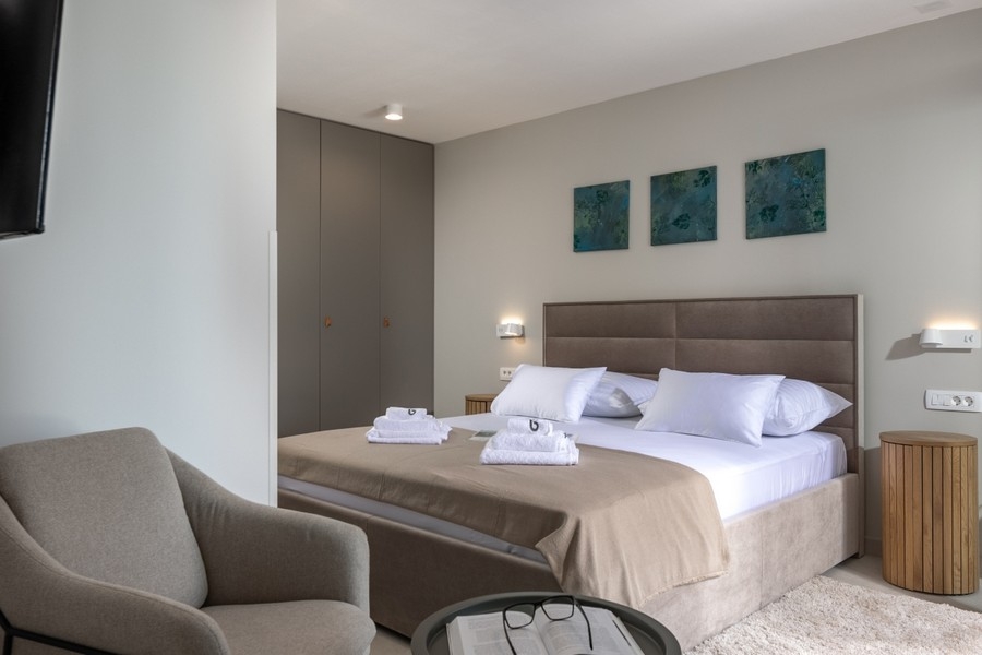 Chambre avec lit double et placard intégré